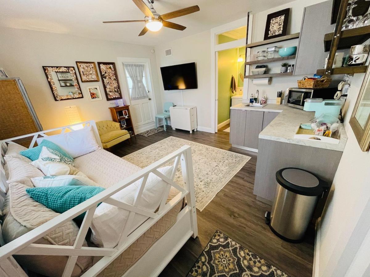 Coastal Chic Suite With Kitchenette And Private Entrance سانت بطرسبرج المظهر الخارجي الصورة