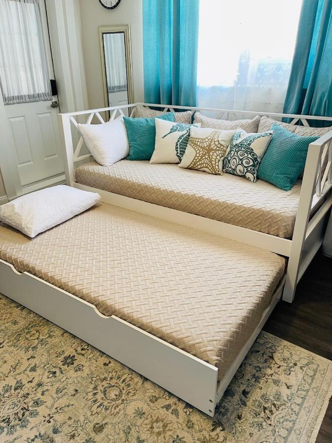 Coastal Chic Suite With Kitchenette And Private Entrance سانت بطرسبرج المظهر الخارجي الصورة
